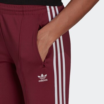 ADIDAS ORIGINALS - Slimfit Calças 'Primeblue Sst' em vermelho