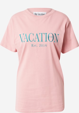 On Vacation Club T-Shirt in Pink: predná strana
