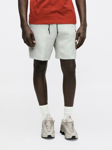 Loosefit Pantaloni 'TECH FLC' di Nike Sportswear in grigio: frontale