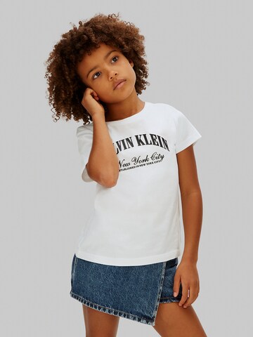 T-Shirt Calvin Klein Jeans en blanc : devant