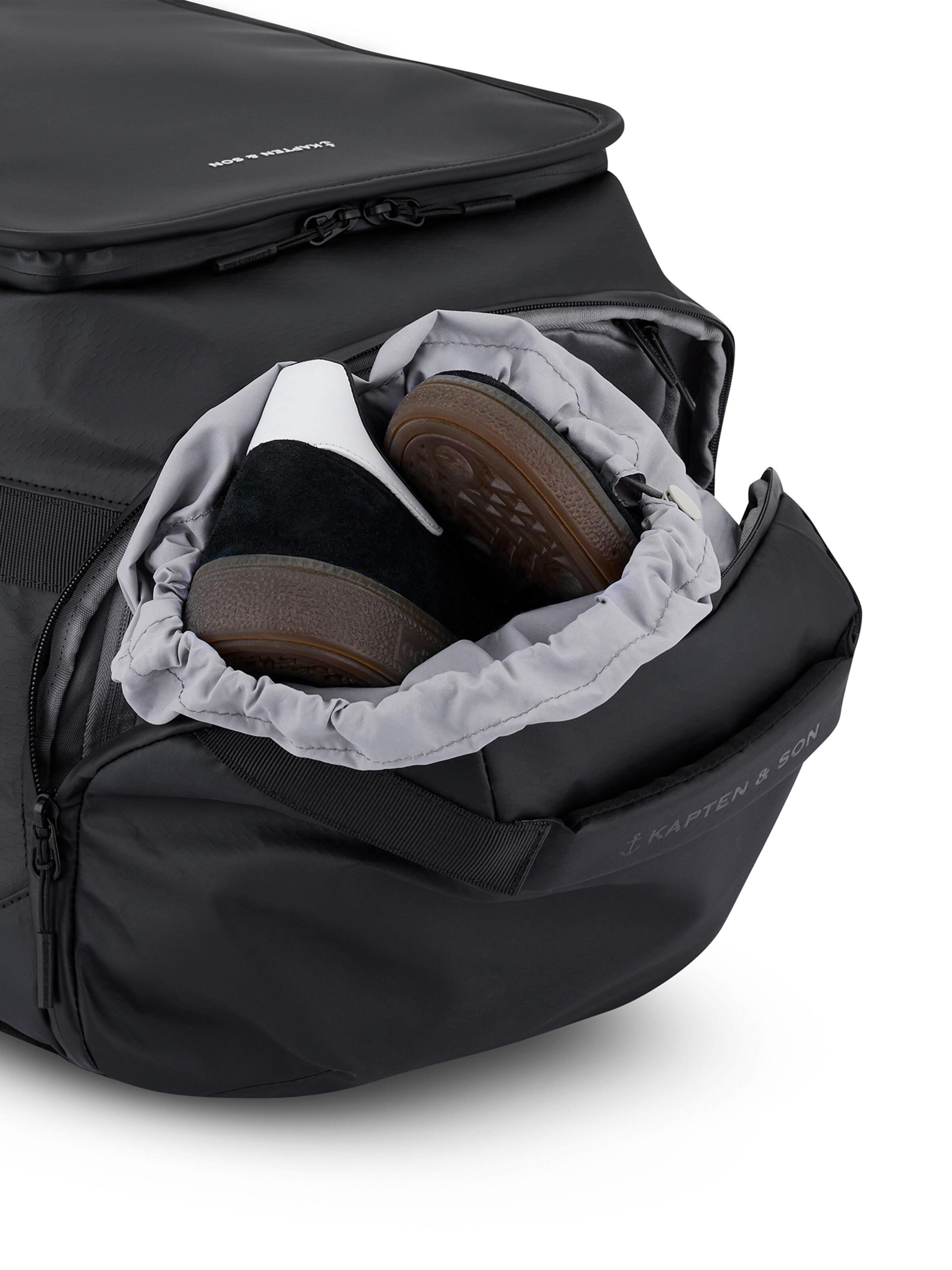 Kapten & Son Matkakassi 'Lisbon Duffle Backpack Medium' värissä musta