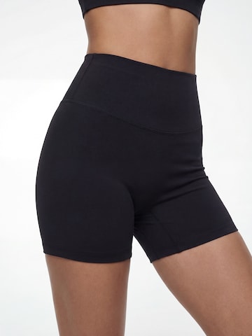 V!BE STUD!OS Скинни Леггинсы в Черный