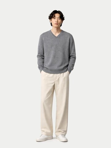 GOBI Cashmere Pullover 'Men's Essential Cashmere V-Neck Sweater'‌‌‌‌‌‌ in Grau