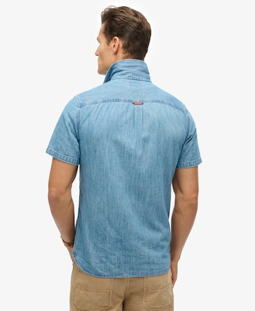 Coupe regular Chemise 'Essential' Superdry en bleu