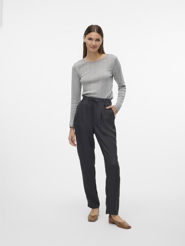 VERO MODA Ozke Hlače z naborki 'Meloney' | siva barva