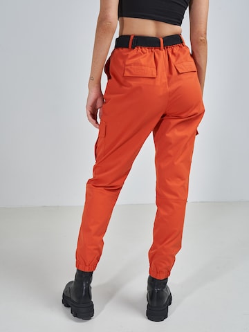 ABOUT YOU x Swalina&Linus Tapered Cargobroek 'Mira' in Oranje