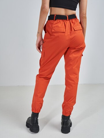 Effilé Pantalon cargo 'Mira' ABOUT YOU x Swalina&Linus en orange