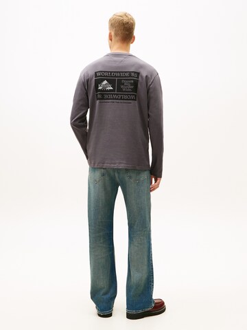 T-Shirt Tommy Jeans en gris : devant