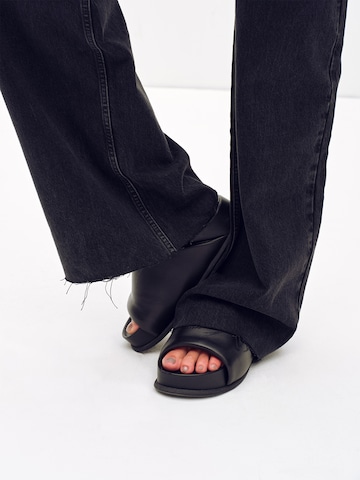 ABOUT YOU x Toni Garrn Wide leg Jeans 'Glenn' in Black