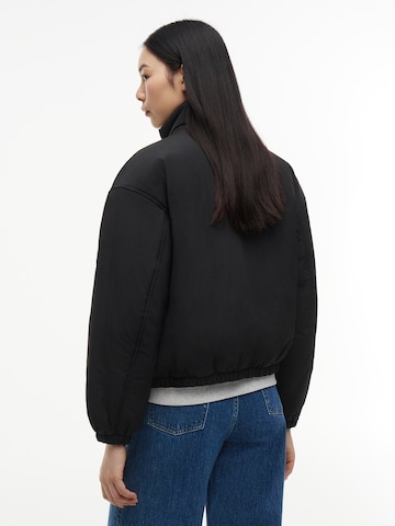 Tommy Jeans Преходно яке в черно