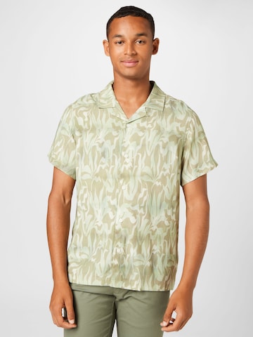 Coupe regular Chemise WEEKDAY en vert : devant