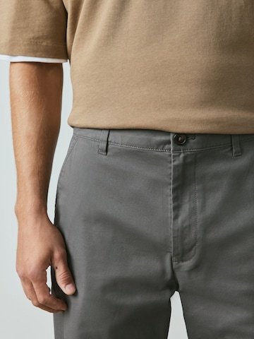 Largi Pantaloni eleganți de la Next pe gri