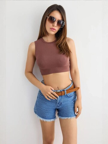 Hiccup Top in Bruin: voorkant