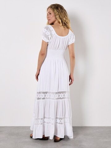 Robe Apricot en blanc