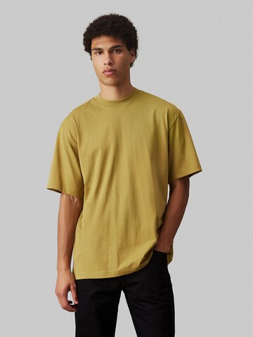 T-Shirt Calvin Klein Jeans en jaune : devant