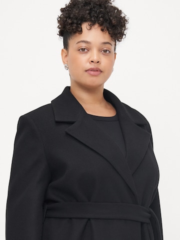 Manteau mi-saison 'CARALVILDA' ONLY Carmakoma en noir
