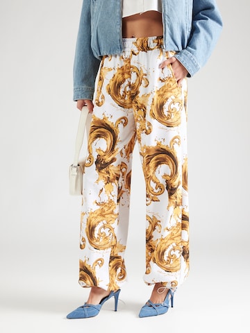 Versace Jeans Couture - Loosefit Pantalón en blanco: frente