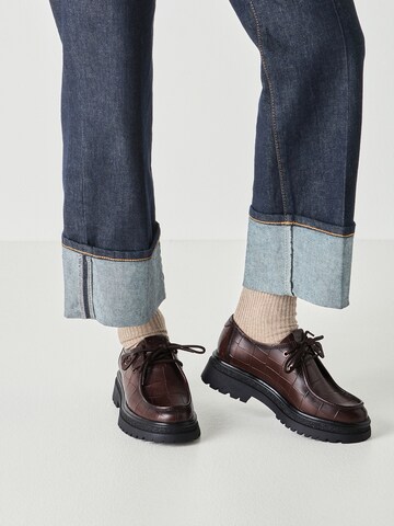Chaussure à lacets Tamaris en marron