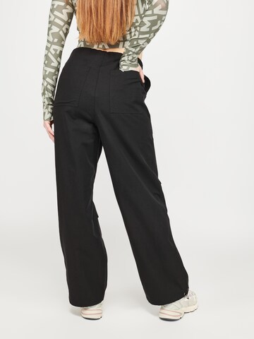 ABOUT YOU x VIAM Studio Wide leg Broek in Zwart: terug