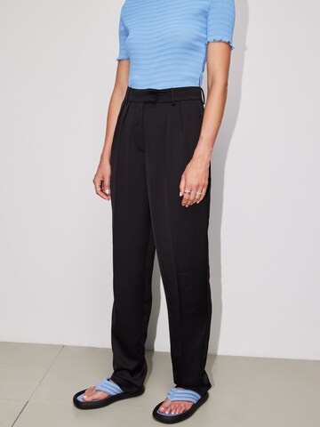 LeGer by Lena Gercke Loosefit Pantalon 'Carolina' in Zwart: zijkant