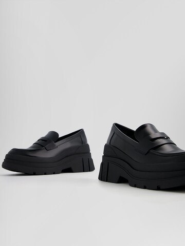 Bershka Slipper in Schwarz