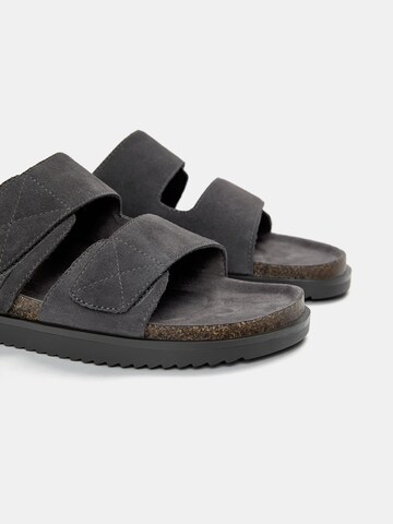 Pull&Bear Pantolette in Grau