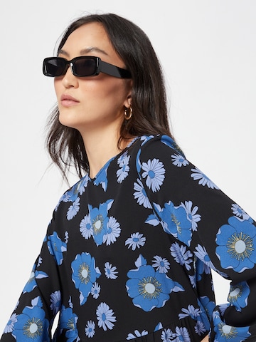 Rochie de la Monki pe albastru