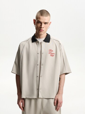 Comfort fit Camicia di Bershka in grigio: frontale