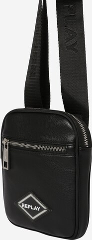 REPLAY Чанта за през рамо тип преметка в черно: отпред
