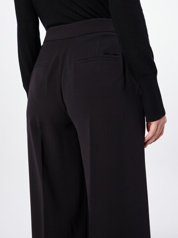 Calvin Klein Wide Leg Bundfaltenhose in Schwarz