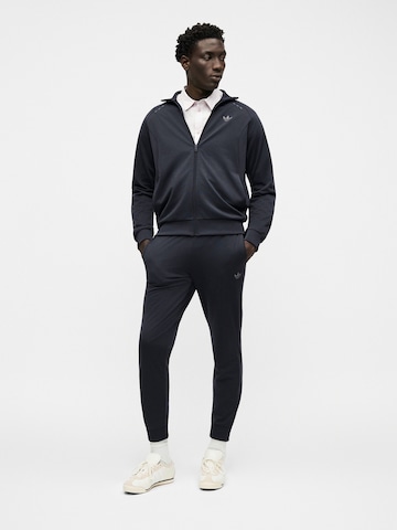 ADIDAS ORIGINALS Joggingdragt 'TECH ESS' i grå