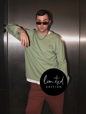 ABOUT YOU Limited Sweatshirt 'Jim'  by Jannik Stutzenberger' in Groen: voorkant