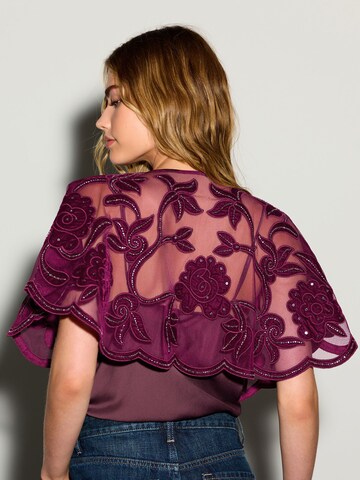 Next Cape in Rood