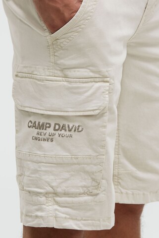 CAMP DAVID Regular Cargo Shorts mit Prints im Used Look in Weiß