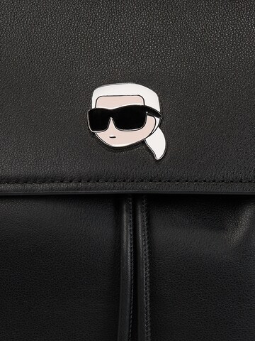 Karl Lagerfeld Reppu 'Ikonik Flap' värissä musta