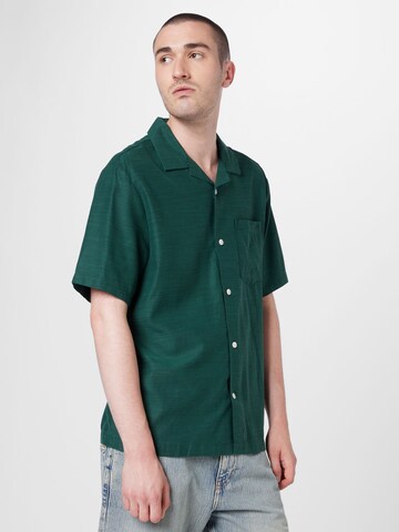 Coupe regular Chemise WEEKDAY en vert : devant