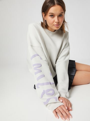 Smiles - Sweatshirt 'Toni' em branco