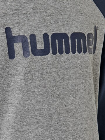 Hummel Shirt in Grau