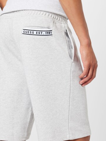 GUESS - regular Pantalón 'CLOVIS' en gris