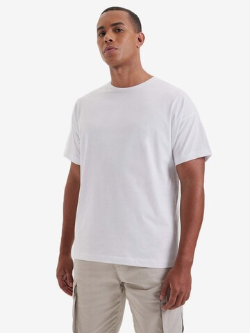 T-Shirt 'Thomas' WESTMARK LONDON en blanc : devant