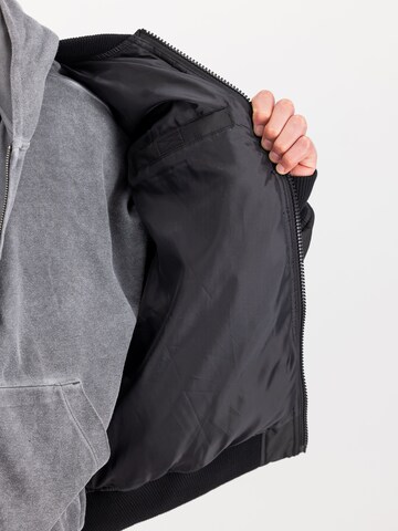 ALPHA INDUSTRIES Übergangsjacke in Schwarz