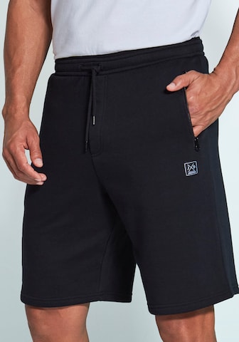 JOHN DEVIN Regular Shorts in Schwarz