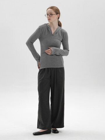 TorWeit Sticktop 'Black Hooded Knit Top'‌‌ in Grau