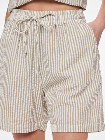 Loosefit Pantaloni 'SALLY' di PIECES in beige