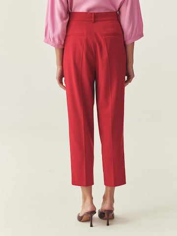Regular Pantalon à pince 'Remi' TATUUM en rouge