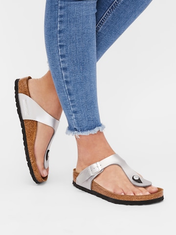 BIRKENSTOCK Σαγιονάρες διχαλωτές 'Gizeh' σε ασημί: μπροστά