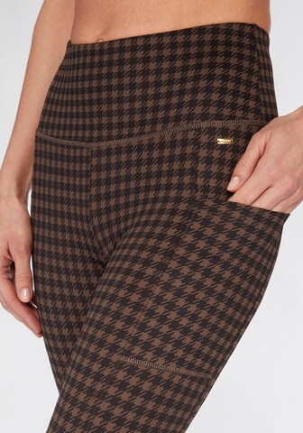 LASCANA Skinny Sporthose in Braun