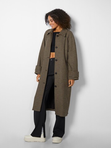 Manteau mi-saison Bershka en marron : devant