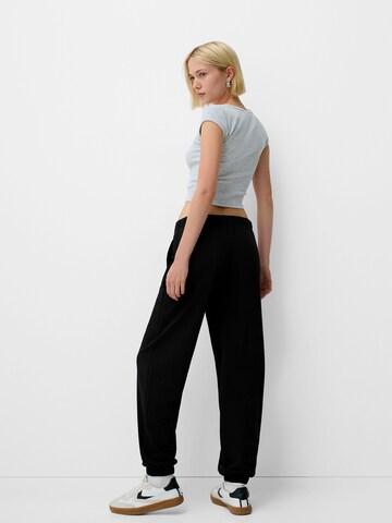 Bershka Tapered Broek in Zwart