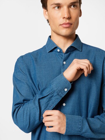 Coupe regular Chemise BOSS Black en bleu